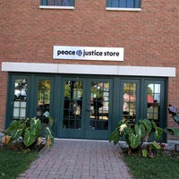 Foto tirada no(a) Peace &amp;amp; Justice Store por Jeffery H. em 9/12/2016