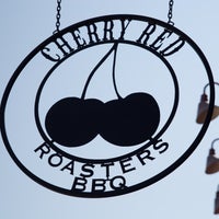 Das Foto wurde bei Cherry Reds Roasters BBQ &amp;amp; Catering von Cherry Reds Roasters BBQ &amp;amp; Catering am 10/7/2022 aufgenommen