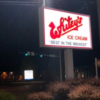 Foto scattata a Whitey&amp;#39;s Ice Cream da Sarah E. il 11/22/2017