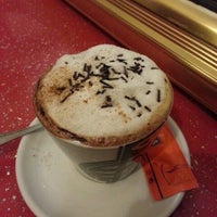 Foto diambil di Cafe El Iglu oleh Jm r. pada 12/5/2012