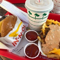 Photo taken at In-N-Out Burger by Jen D. on 8/1/2018