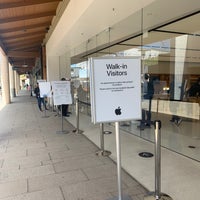 Photo taken at Apple Corte Madera by Howard C. on 3/25/2021