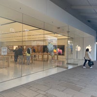 Photo taken at Apple Corte Madera by Howard C. on 9/7/2023