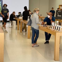 Photo taken at Apple Corte Madera by Howard C. on 6/3/2021