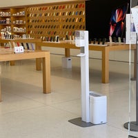 Photo taken at Apple Corte Madera by Howard C. on 6/3/2021