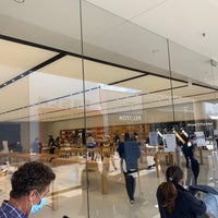 Photo taken at Apple Corte Madera by Howard C. on 3/25/2021