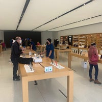 Photo taken at Apple Corte Madera by Howard C. on 3/15/2021