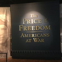 รูปภาพถ่ายที่ Price of Freedom - Americans at War Exhibit โดย Janaina S. เมื่อ 8/26/2016