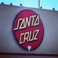 Photo prise au Santa Cruz Skate and Surf Shop par Jordan N. le12/13/2012