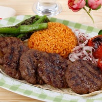 Das Foto wurde bei Ağababa Döner &amp;amp; Yemek Restaurant von Ağababa Döner &amp;amp; Yemek Restaurant am 8/22/2018 aufgenommen