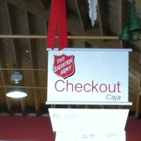 รูปภาพถ่ายที่ The Salvation Army Family Store &amp;amp; Donation Center โดย Dennis R. เมื่อ 12/15/2012