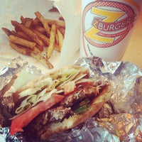รูปภาพถ่ายที่ Z-Burger โดย Mariana P. เมื่อ 4/6/2013