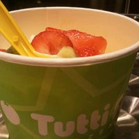 Photo taken at Tutti Frutti Frozen Yogurt by Valeria I. on 12/30/2012