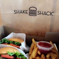 Photo taken at Shake Shack by Šàž ❣️ . on 3/18/2016