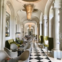 Foto tirada no(a) Waldorf Astoria Versailles - Trianon Palace por Phil B. em 7/16/2017