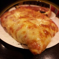 Foto tirada no(a) Zara Pizza &amp;amp; Restaurant por Glenn M. em 10/26/2012