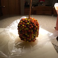 Photo taken at Amy&amp;#39;s Candy Kitchen &amp;amp; Gourmet Caramel Apples by Mark T. on 10/18/2016