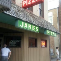 Das Foto wurde bei Jake&amp;#39;s Pizza von Jennifer P. am 7/17/2014 aufgenommen