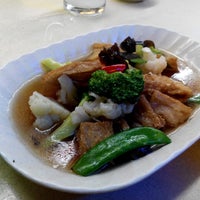 Photo taken at Kiat Lim Vegetarian Food 吉林素食 by DAvid C. on 12/6/2014
