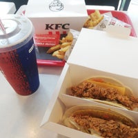 รูปภาพถ่ายที่ KFC โดย Laura G. เมื่อ 6/15/2019
