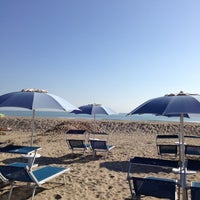 4/14/2013 tarihinde Pier Luca S.ziyaretçi tarafından Attilio Beach Pleasure Club'de çekilen fotoğraf