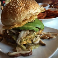 Das Foto wurde bei Barney&amp;#39;s Gourmet Hamburgers von canan y. am 6/24/2015 aufgenommen