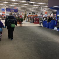 Foto diambil di Walmart Supercentre oleh Michael H. pada 11/24/2018