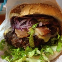 รูปภาพถ่ายที่ Willy&amp;#39;s Authentic Burger โดย Ubirajara P. เมื่อ 10/15/2012