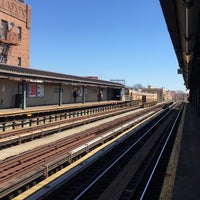 Photo taken at MTA Subway - 52nd St/Lincoln Ave (7) by TK . on 4/2/2017