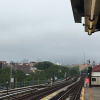 Photo taken at MTA Subway - 52nd St/Lincoln Ave (7) by TK . on 6/18/2017