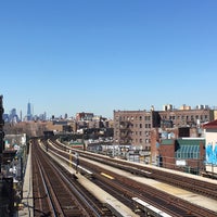 Photo taken at MTA Subway - 52nd St/Lincoln Ave (7) by TK . on 4/9/2017