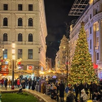 รูปภาพถ่ายที่ Karácsonyi Vásár | Christmas Fair โดย Zoltán K. เมื่อ 12/19/2021