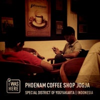 รูปภาพถ่ายที่ Phoenam Coffee Shop Jogja โดย ruddy c. เมื่อ 11/9/2013