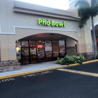 Foto tirada no(a) Pho Bowl por Joe B. em 6/19/2019