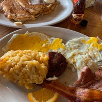 Photo taken at Cracker Barrel Old Country Store by Ricardo L. on 3/14/2020