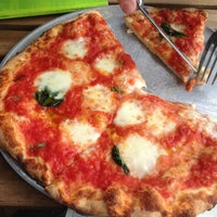 5/8/2013 tarihinde Daniel L.ziyaretçi tarafından Pizza Mezzaluna'de çekilen fotoğraf