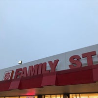 Foto tirada no(a) The Salvation Army Family Store &amp;amp; Donation Center por Debra W. em 2/28/2018