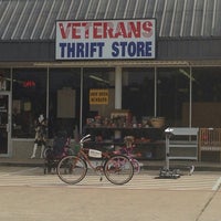 รูปภาพถ่ายที่ Veterans Thrift Store โดย Debra W. เมื่อ 9/27/2013