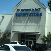 Foto tirada no(a) St. Vincent De Paul Thrift Store por Debra W. em 7/6/2016