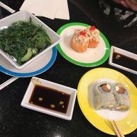 Photo prise au Sushi + Rotary Sushi Bar par TJ N. le12/18/2018