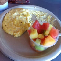 Foto tomada en Grins Vegetarian Cafe  por Mara R. el 12/13/2012