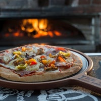 7/31/2015 tarihinde The Rock Wood Fired Pizzaziyaretçi tarafından The Rock Wood Fired Pizza'de çekilen fotoğraf