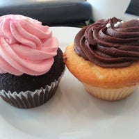 10/4/2012 tarihinde Sarah K.ziyaretçi tarafından Princess Cupcakes'de çekilen fotoğraf
