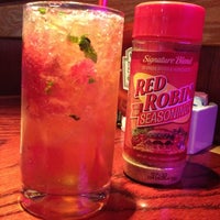 Photo taken at Red Robin Gourmet Burgers and Brews by Marine N. on 9/14/2012