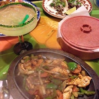 Das Foto wurde bei La Mesa Mexican Restaurant von Margaret S. am 12/8/2014 aufgenommen