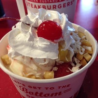 Photo taken at Freddy&amp;#39;s Frozen Custard &amp;amp; Steakburgers by Hoang N. on 10/20/2012
