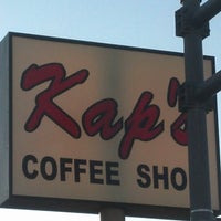 รูปภาพถ่ายที่ Kap&amp;#39;s Coffee Shop โดย Kevin H. เมื่อ 9/18/2012