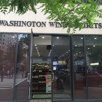 Photo taken at Washington Wine And Liquor by Nobara F. on 5/21/2018