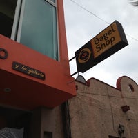 รูปภาพถ่ายที่ The Bagel Shop โดย Luis A. เมื่อ 9/25/2012
