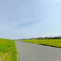 Photo taken at 荒川土手 by 食パン on 6/4/2022